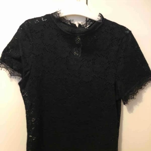  - En svart spetströja från Gina Tricot i storlek XS, använd någon enstaka gång, säljs pga att den är för liten