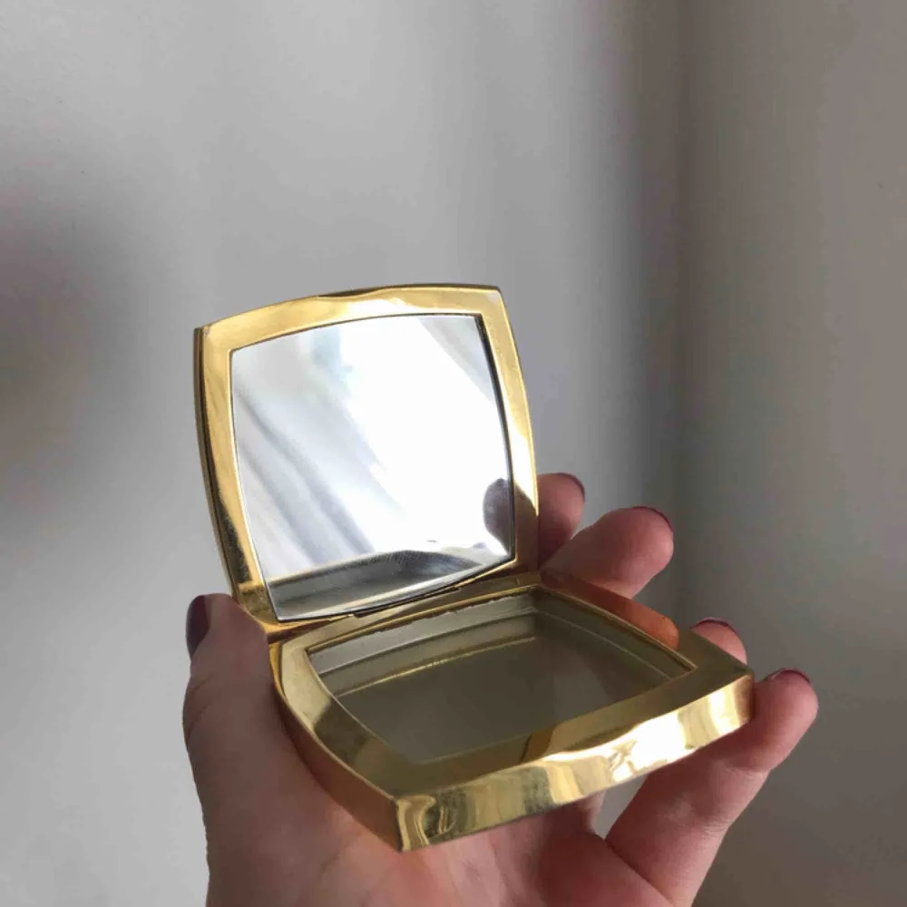 ⭐️ Gamal parfymdosa med spegel från Chanel ⭐️Ingen parfym kvar, men luktar fortfarande lite av Coco Mademoiselle. Frakt är inte inkluderat i priset. . Övrigt.