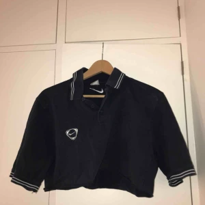  - Lite oversized croppad puke. Passar de flesta beroende på hur man vill att den ska sitta! 