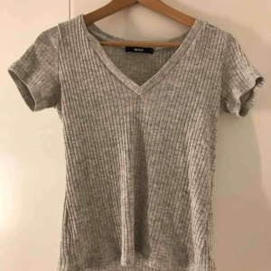 - V-ringad ribbad t-shirt! Passar xs-m skulle jag säga. 
