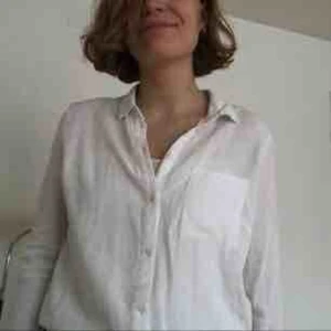  - Vit skjorta från H&M. Väldigt bekväm och i gott skick!