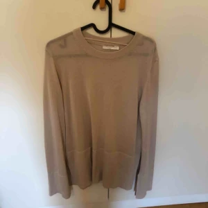  - Stickad tunn tröja från Wera Stockholm. Frakt tillkommer