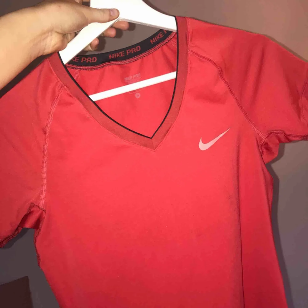 Snygg röd tränings tröja ifrån Nike! Skriv vid frågor, frakt 50kr☺️. T-shirts.