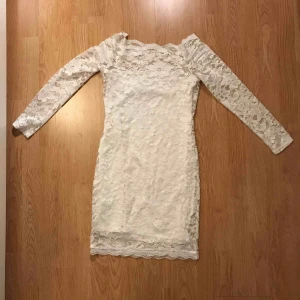  - Klänning från bubbelroom som inte kommer till användning längre. Använd 2 gånger. Off shoulder och långärmad, slutar lite ovanför knäskålarna. 130 inklusive frakt.