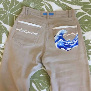  - Helt unika byxor med en våg på fickan 💓 Skit coola, storlek 38 men passar mig som brukar ligga mellan 36-37 och Frakt ingår i priset💓💓 (pris kan såklart diskuteras)