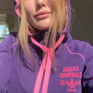  - Färgstark hoodie från adidias, knappt använd men jättefin