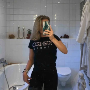 - Kenzo t-shirt! Såklart äkta. Köpt på Jackie i sommaren 2018. Betalade 1000 kr för den. Har använt den 1 gång så i toppskick! Kan tänka mig att gå ner i pris vid snabb affär. Kvitto finns! Köparen står för frakt, kan mötas upp i centrala Stockholm