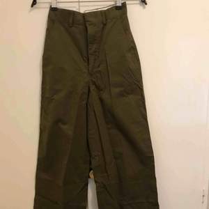 Vida khaki gröna byxor från HM. Storlek 32. Den är ganska lång. Är 165 men tycker längden passar perfekt!!. Använde bara en gång för att ta bild!!