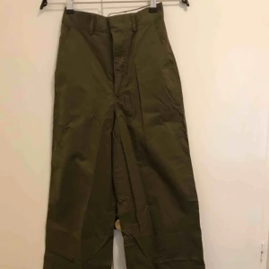  - Vida khaki gröna byxor från HM. Storlek 32. Den är ganska lång. Är 165 men tycker längden passar perfekt!!. Använde bara en gång för att ta bild!!