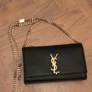  - Fejk YSL. Frakt ingår. 