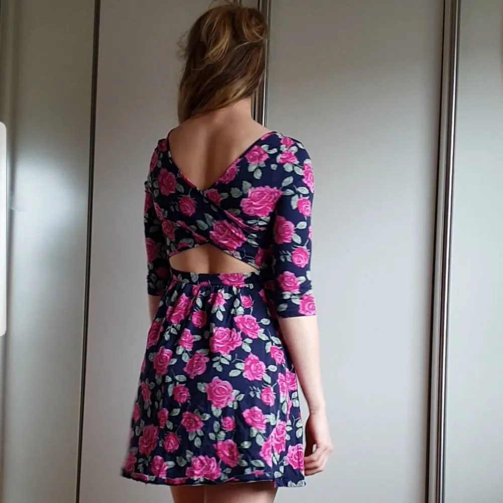 Supergullig klänning med fint blommigt mönster! Så fin detalj i ryggen där klänningen går omlott! Fraktas naturligtvis 🌼. Klänningar.