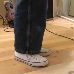  - Låga vita conevers, väldigt frächa!