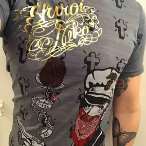  - Ny och endast provad, Riktigt snygg Shiroi Neko t-shirt i tunt mjukt tyg i storlek M. 35:- plus frakt 18:- = 53:- totalt