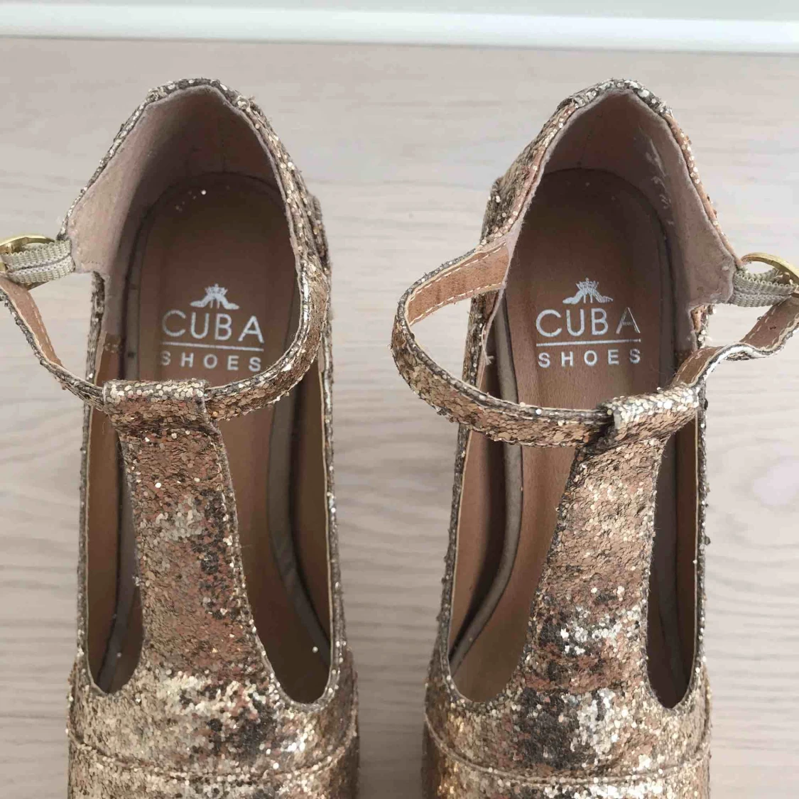 Guldiga klackskor - 91