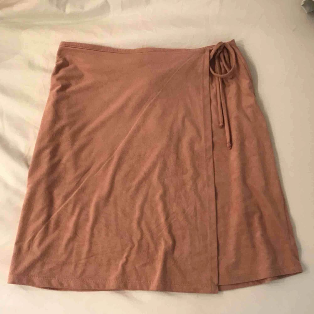 Jättefin kjol som är köpt i USA på Charlotte Russe. Passar superbra till sommaren och våren! Materialet är typ sammet. Frakt tillkommer. Kjolar.