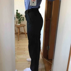  - Svarta byxor med tillhörande bälte från Unif✨ Sparsamt använda, dock har ett spänne lossnat så det går sy på ett eller så funkar det fint med det tillhörande bältet❣️