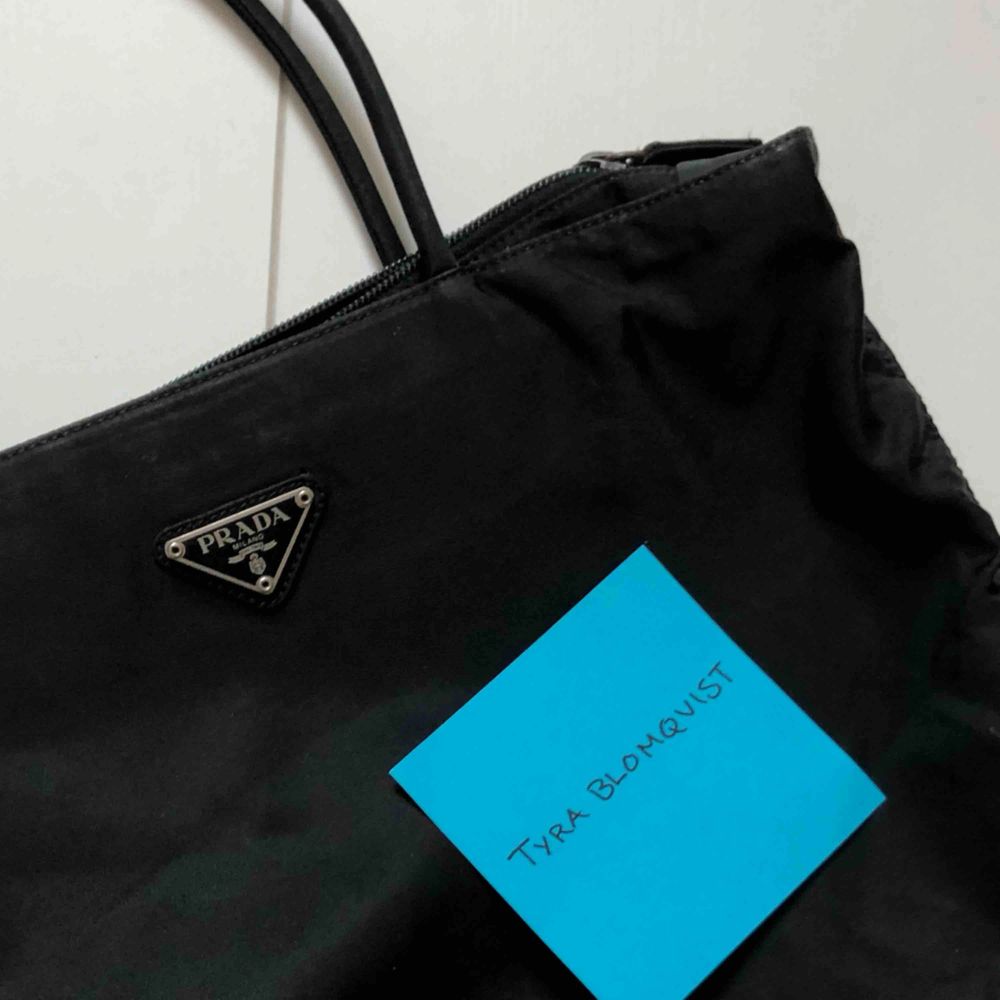 Prada bag, black nylon tote. Skriv för mer bilder eller om du har frågor💚. Väskor.