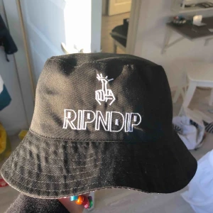  - En fiskehatt med motiv på insidan och utsidan, som man kan vända ut och in till det motivet man vill visa. Aldrig använd då den blev fel beställd🥰