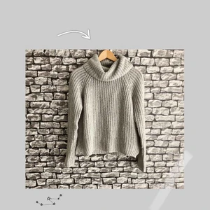  - En grå stickad tröja med krage samt öppen på sidorna från Gina tricot. Jag köpte den från Plick, men säljer den pågrund av att den är för liten för mig. För fler bilder, går det bra att bara fråga! Frakt ingår i priset. Kan mötas i Göteborg. 
