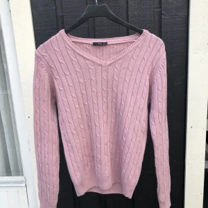  - Stickad tröja från Isolde i storlek S. Sparsamt använd och i bra skick :) Postar mot frakt, alt kan jag mötas upp i Uppsala! 