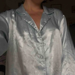  - Denna vackra pyjamas-skjorta köptes på Beyond Retro för något år sedan och har använts skonsamt som en varm, vanlig skjorta.   Den är i fint skick och passar både en heldag hemma framför Netflix och en vanlig dag.