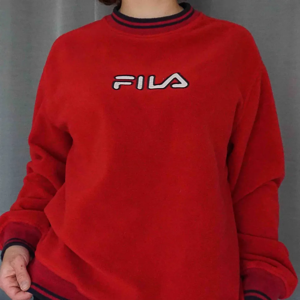 🍓En av mina gamla favoriter som jag nu använder för lite! Supermysig FILA tröja i fleece, köpt på Humana för 2 år sedan. 🍓. Tröjor & Koftor.
