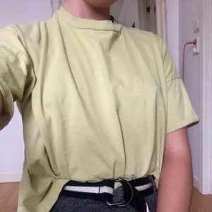 - Lime-grön, kort T-shirt! Sparsamt använd och extremt skönt material.  Köpt för längesedan på WEEKDAY