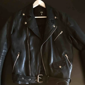  - Min pojkväns gamla äkta läderjacka som är i fint skick. Inköpt på JC för 2000kr nu 500kr🦋