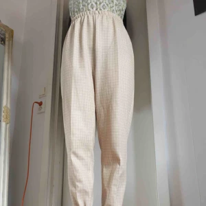  - De här balla byxorna köptes på Beyond Retro för något år sedan. Det är ett par perfekta vårbyxor med sitt fina mönster, ett skönt material och en bekväm resårlösning vid midjan. 