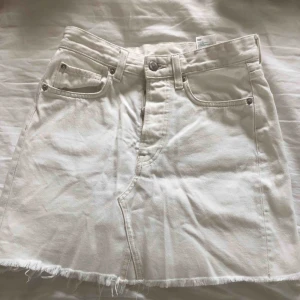  - Vit jättesnygg jeanskjol från hm. Säljes pga för liten.