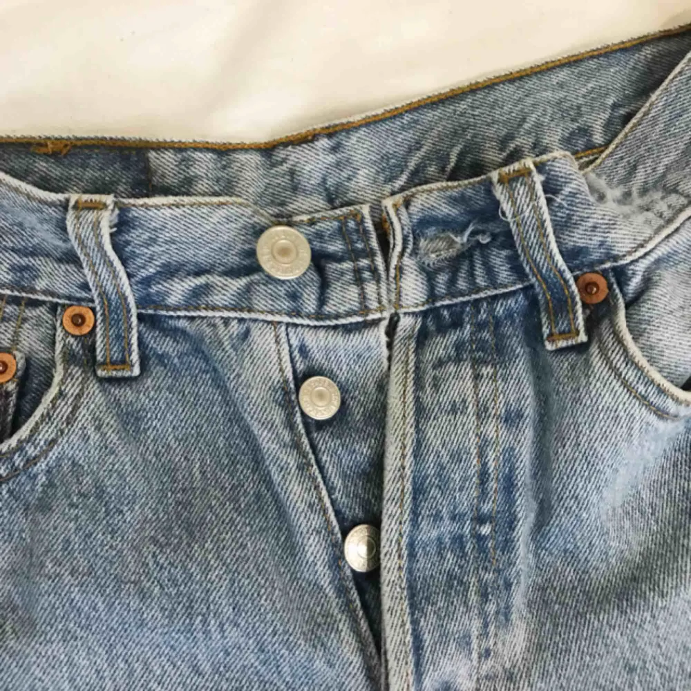 Supersnygga jeansshorts från Levi’s. Säljes pga att de är för små :( Oklart vilken storlek de är men skulle säga xs och de är ca 72 cm i midjan! Möter upp i Stockholm eller fraktar, frakt tillkommer 🌸. Shorts.
