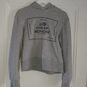  - Croppad hoodie från cheap monday, frakt 27kr betalning via swish 