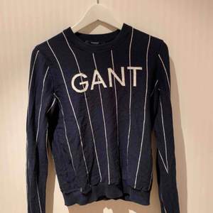 Gant basketsweatshirt. Jätteskönt material och sitter snyggt på! ❣️✨   Priset inkluderar ej frakt. 