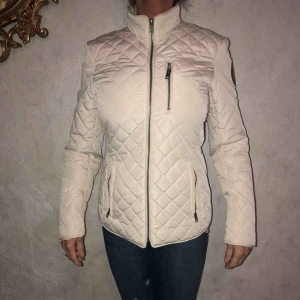  - Vit tunn jacka i fint skick, använd några fåtal gånger.