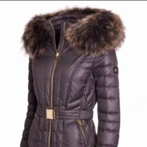 Brun Rock And Blue jacka  - Brun Rock and blue jacka, äkta päls Strl M Nypris 2499 Avtagbar päls Nästintill nyskick Ska den skickas står du för frakt, annars finns den i Halmstad/Laholm Säljer den INTE under 1000. Svårt att få en bra bild, men fixar självklart fler vid intresse 