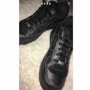 Svarta Nike air  - Nike air Force, endast använda 2 gånger så dom är därmed i princip fortfarande i nyskick. Strl 38, men passar 39 bättre då dom är stora i strl. ‼️Nypris är runt 1000 kr så inga skambud‼️ ska dom skickas står du för frakten annars finns dom i Halmstad/Laholm. 