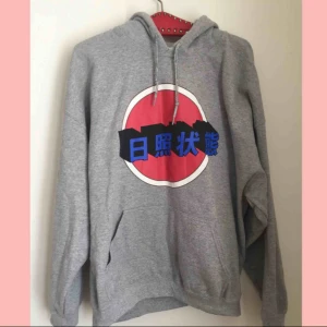  - Oversize hoodie med tryck köpt på Urban outfitters. Väldigt bra skick.  Nypris: 500kr   
