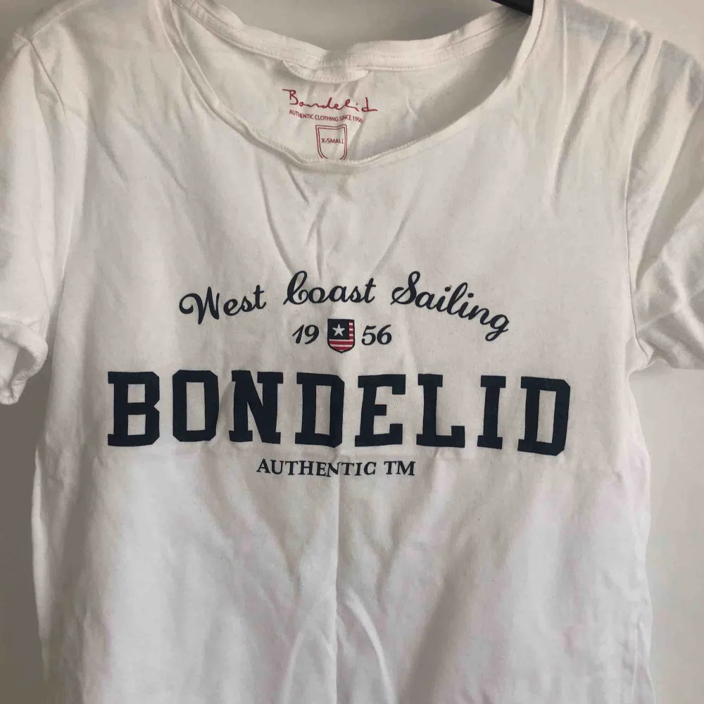 Vit t-shirt från Bondelid. (Ursäkta skrynklorna, ska självklart strykas innan den skickas). Köparen står för frakt ☺️. T-shirts.