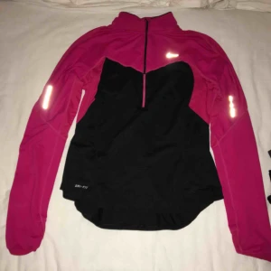  - Snygg träningsjacka/tröja från Nike i strl M men passar S och XS. Näst intill oanvänd och väldigt bekväm. Har du några frågor eller vill ha fler bilder är det bara att skriva till mig 😊 Frakt betalar köparen. 