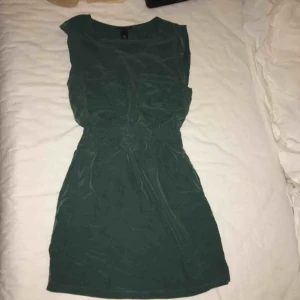  - Super snygg klänning i ”siden” material. Väldigt skönt och ”svalt”, passar super nu till sommaren. Nästan inte använd. Har du några frågor eller vill ha fler bilder är det basa att skriva till mig 😊 Frakt betalar köparen.