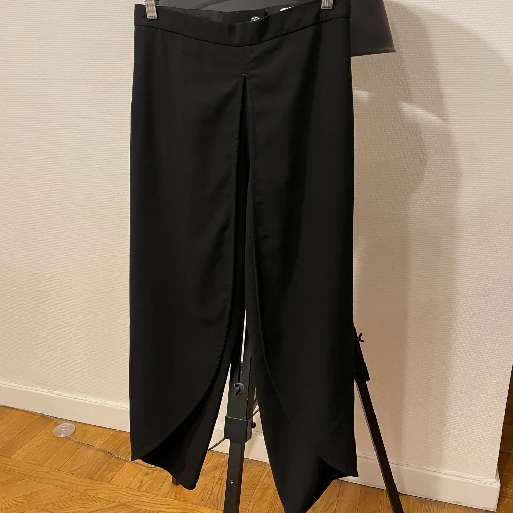 Säljer svarta byxor ”Nala crepe” från Rodebjer.  Strl XS (midja 36 cm).  Skick: Toppenskick, hittar inget att anmärka på.   Nypris 1799 kr. Jeans & Byxor.
