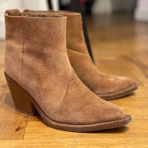 Acne boots - Säljer tan-färgade mockaboots ”Donna” från Acne  Strl 37 och jag skulle säga att de är lite större i storleken.   Skick: Syns undertill att de är använda men är i övrigt i fint skick. 