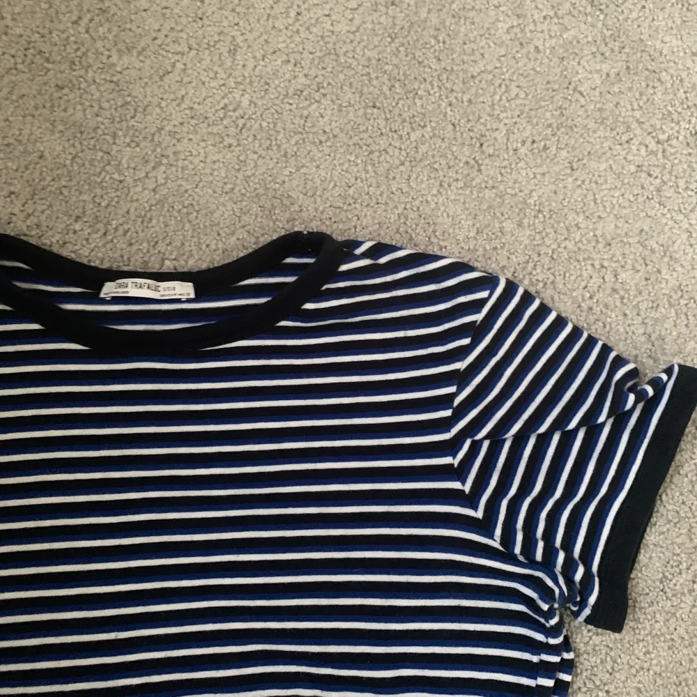 Snygg randig blå svart t shirt från Zara, frakt tillkommer💝. T-shirts.
