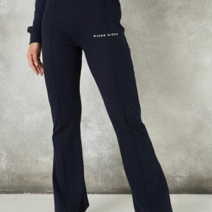 Misguided Flare Joggers - köpte de online för en vecka sen, men de passar lite stor på mig. jättemysig !!! skriv privat för flera bilder!!! 