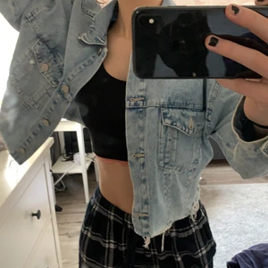 Jeans jacka - Säljer denna assnygga vintage jeansjackan från Cubus. Jag tycker själv att den är superfin men tröttnat på den. Jättebra skick om jag ska vara ärlig. 💖 köparen står för frakten💖💖