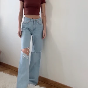 Jeans från Junkyard i stl 25 - Så snygga jeans från Junkyard i stl 25, med egengjorda hål. I använt skick. Kolla gärna in mina andra annonser!🐻☁️🤎