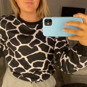 ”Ko” mönstrad swetshirt - En tröja med ett ko mönster. Köpt för ungefär 1 år sedan och frakt ingår och ligger på ungefär 40kr❤️