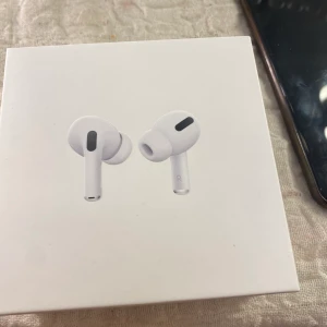 Airpods pro - Buda på airpods, säljer då dom inte passar mina öron.💕