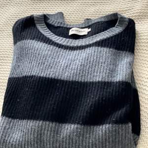 Stickad tröja från Resteröds strl XL. Också ärvd. Fint skick, men lite nopprig. 🖤🤍 
