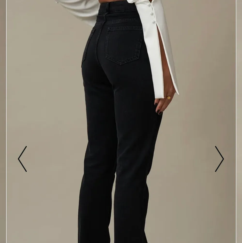 Sjukt snygga raka jeans med slits. Det är Hanna Schönberg x NA-KD. Storlek 36. Säljer du jag endast har använt dem en gång och de inte kommer till användning. De är i mycket fint skick!! Köpta för 549kr, jag säljer för 300kr inkl. frakt✨. Jeans & Byxor.